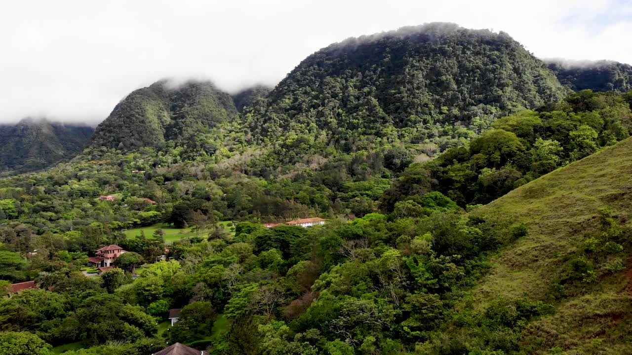 사화산 분화구 안에 위치한 중앙 파나마의 발레 드 안톤 마을에 있는 주택들, 공중 비행 샷