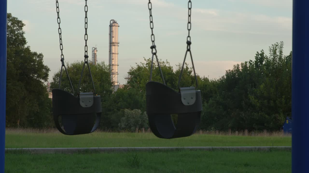 텍사스 주 패서디나에 있는 화학 정유 공장의 설치 샷