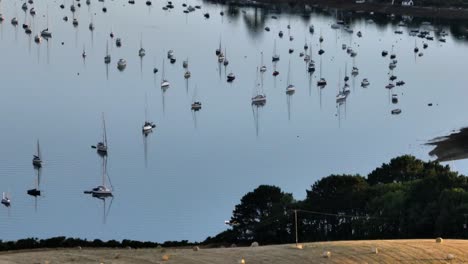 Barcos-Amarrados-En-Fardos-De-Agua-En-El-Campo-Cornwall-Noche-Paisaje-De-Verano-Aéreo