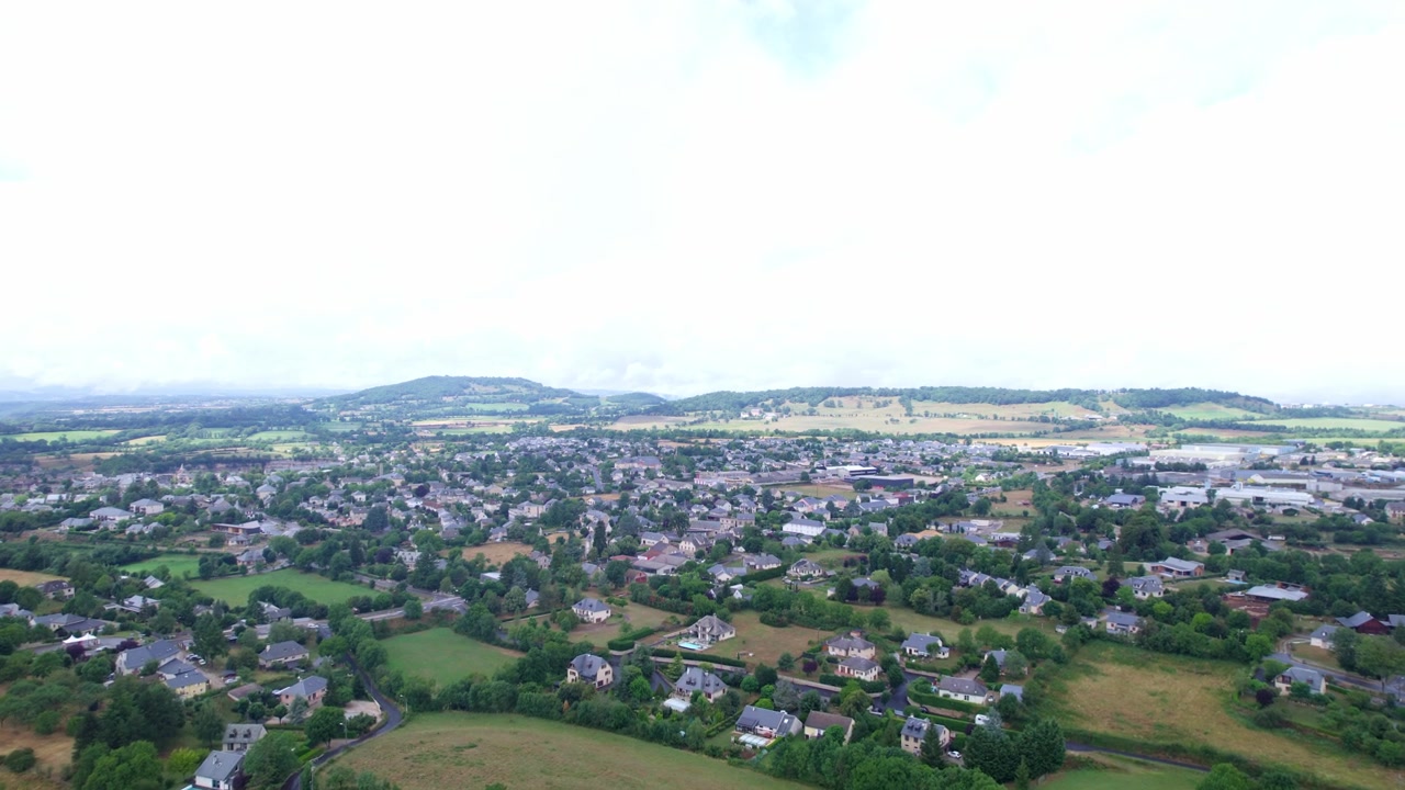 Villaggio di Aveyron, Occitania in Francia. Ripresa aerea in avanti.