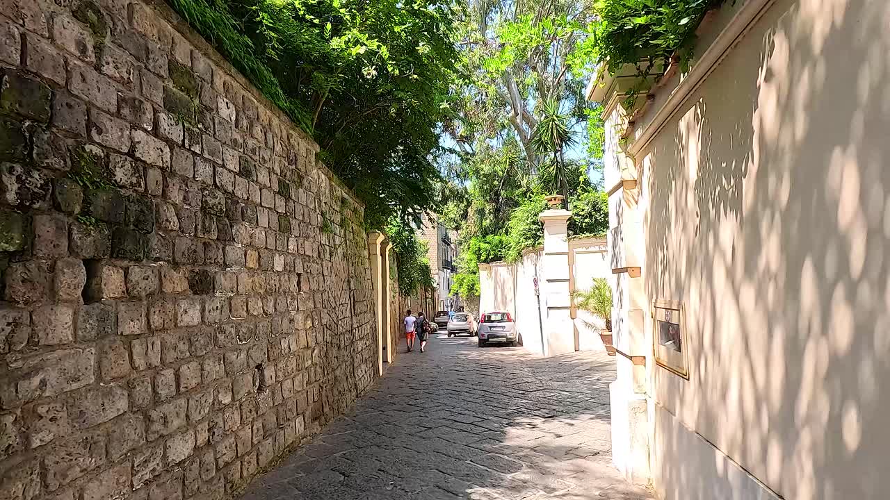 Una passeggiata tranquilla lungo un vicolo illuminato dal sole