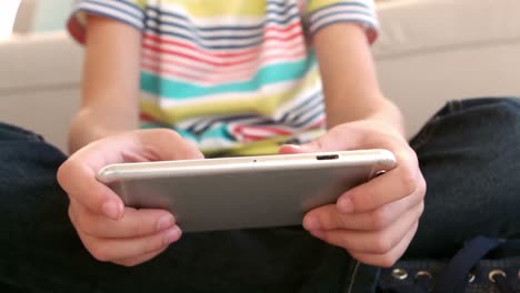 primer plano de un niño usando un teléfono inteligente