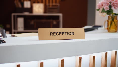 signo de recepción colocado en la recepción en el vestíbulo del hotel