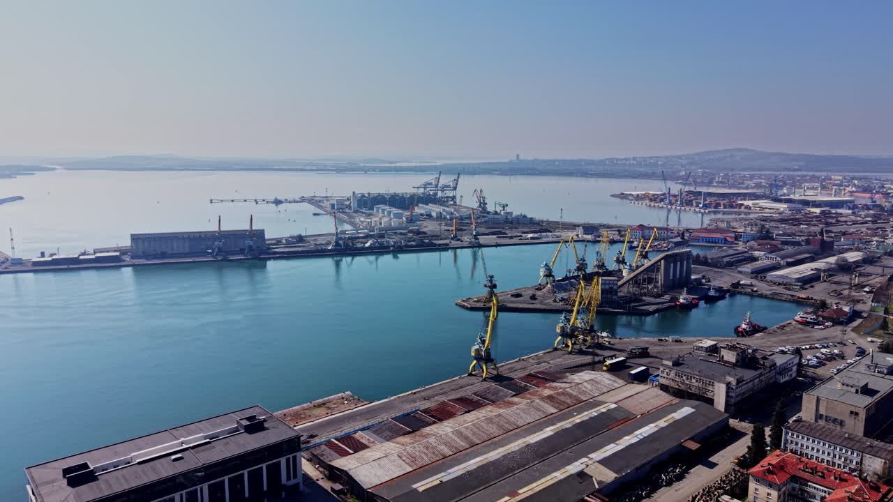 Terminal portuale merci con gru a Burgas.