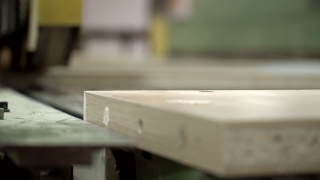 elementos planos de aglomerado que pasan por el procesamiento de bordes