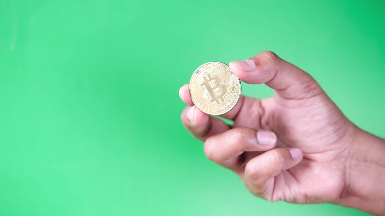 mano con una moneda de bitcoin