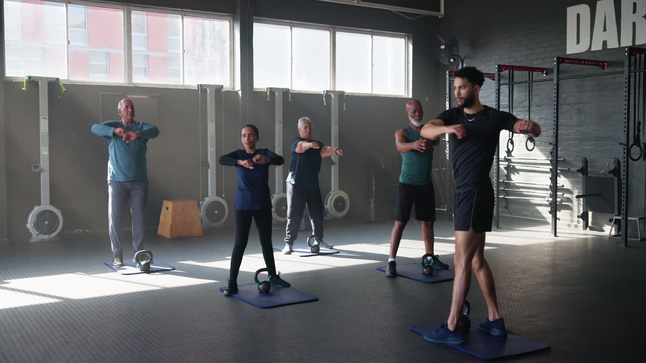 clase de fitness en grupo con kettlebells