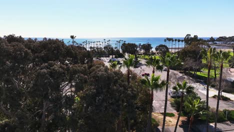 el estacionamiento en doheny state beach en un día soleado en california, estados unidos