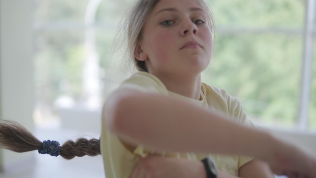 현대적인 스튜디오에서 브레이크 댄스를 하는 어린 소녀