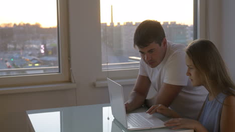hombres de negocios que trabajan con portátiles