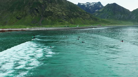 Luftaufnahme-über-Dem-Meer-Mit-Blick-Auf-Den-Strand-Von-Unstad-Und-Surfer,-Die-Wellen-Fangen