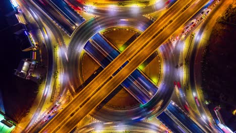 vista aérea del lapso de tiempo del tráfico en el círculo de intersección. tráfico ocupado por la noche