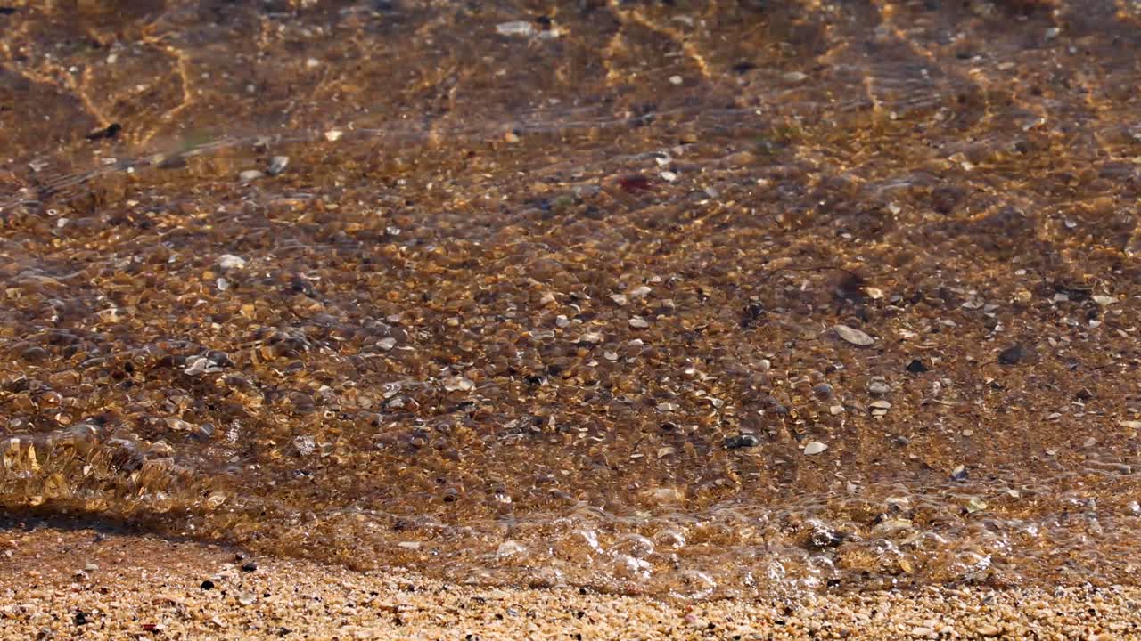 las olas se lavan suavemente sobre la playa de arena