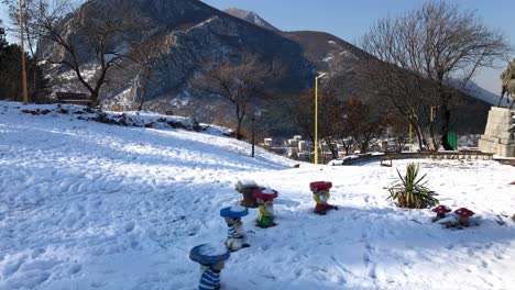 parque infantil cubierto de nieve en la montaña