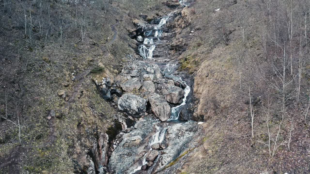 flyaway de un pequeño arroyo en la montaña