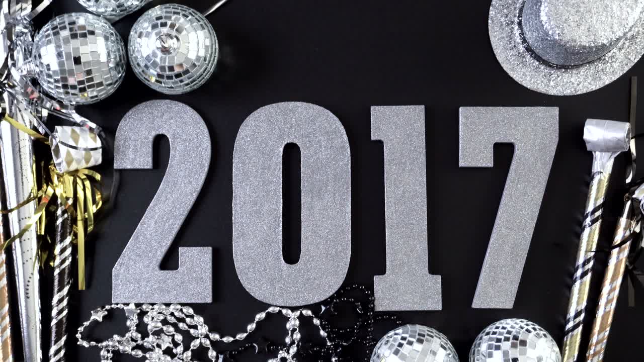 números de plata del año 2018 sobre un fondo negro.