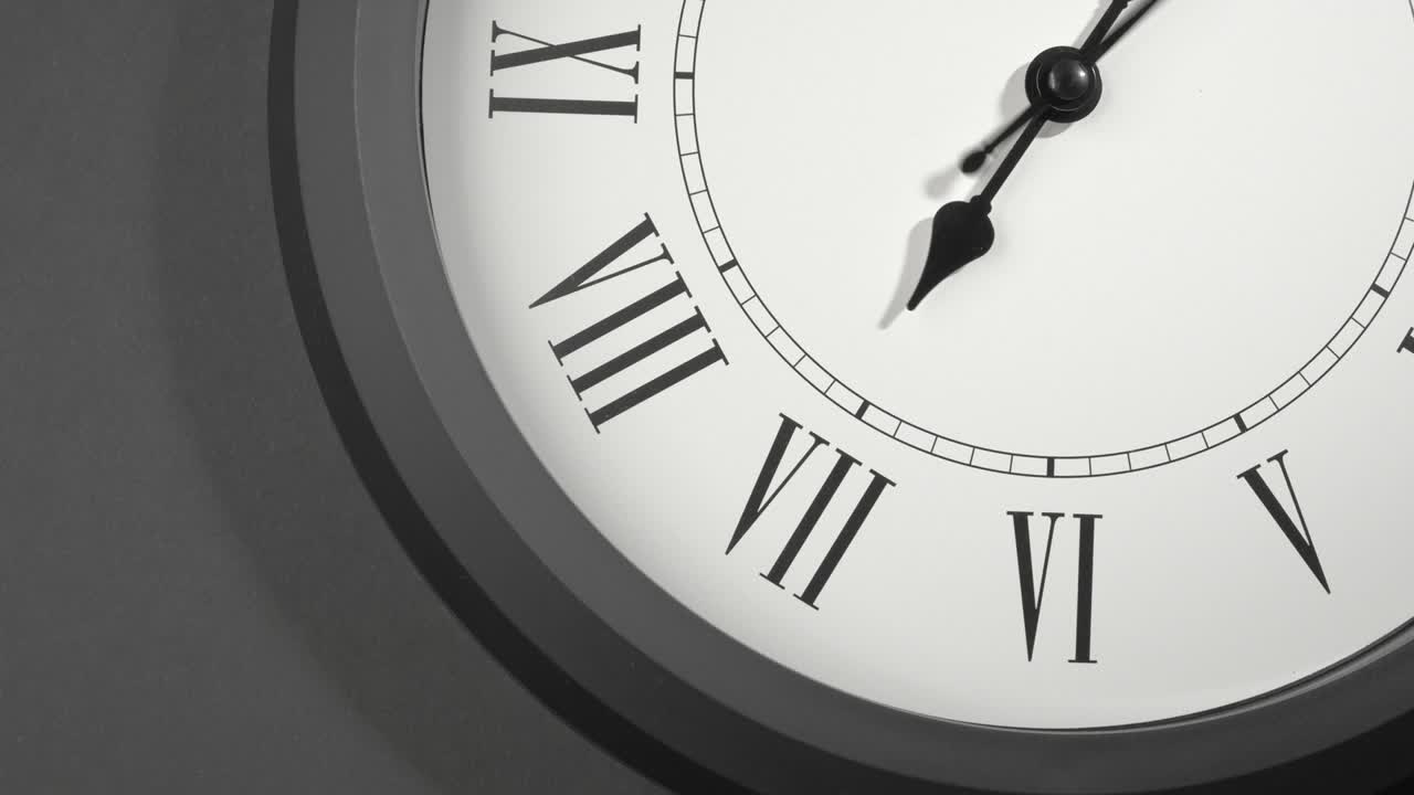 reloj latino en el lapso de tiempo en la pared gris oscuro