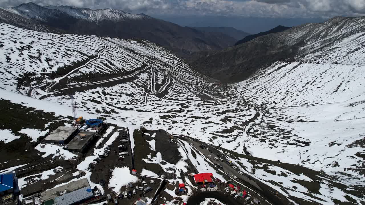 나란에서 훈자 계곡으로 가는 길에 오는 바부사르 패스에서 파키스탄 북부 지역 산의 조감도