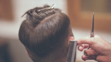 Hombre-De-Peluquería.-Peinado-Masculino.-Corte-De-Pelo-De-Barbero.-Peluquero-Trabajando