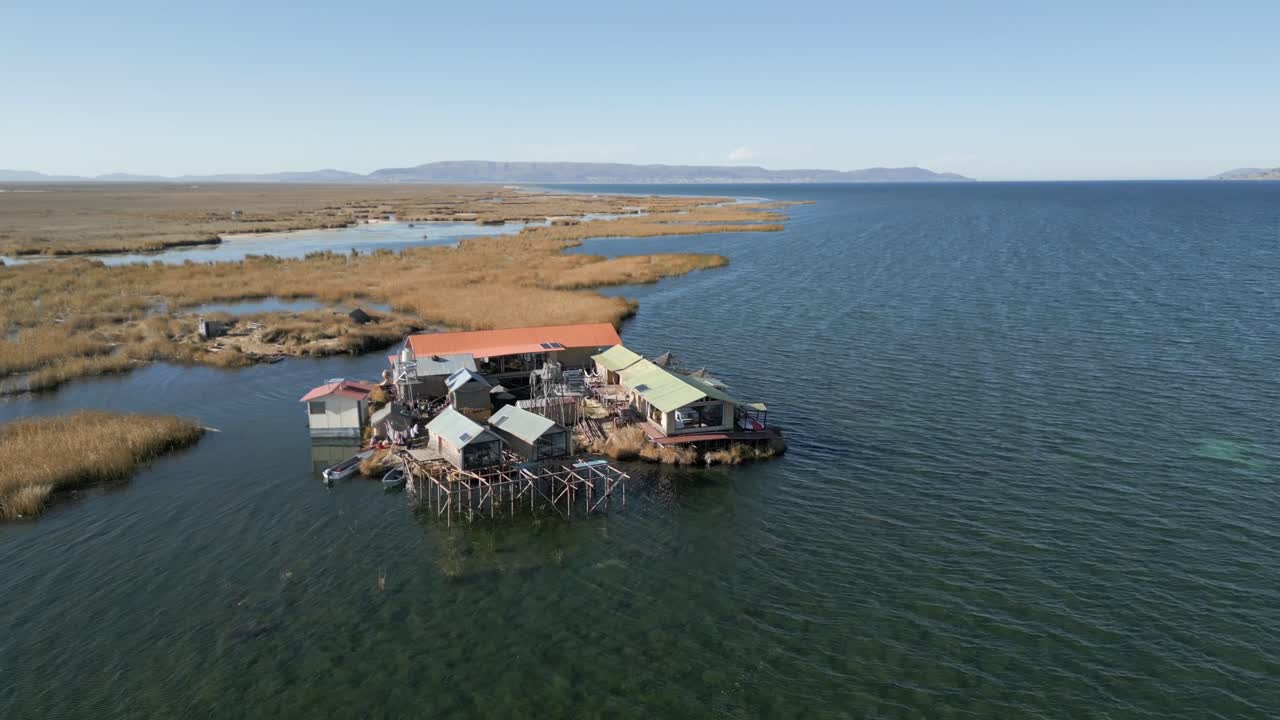 vista aérea de las islas flotantes de uros en el lago titicaca, el lago navegable más alto del mundo, en la frontera de perú, américa del sur