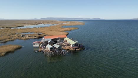 Vista-Aérea-De-Las-Islas-Flotantes-De-Los-Uros-En-El-Lago-Titicaca,-El-Lago-Navegable-Más-Alto-Del-Mundo,-En-La-Frontera-De-Perú,-Sudamérica