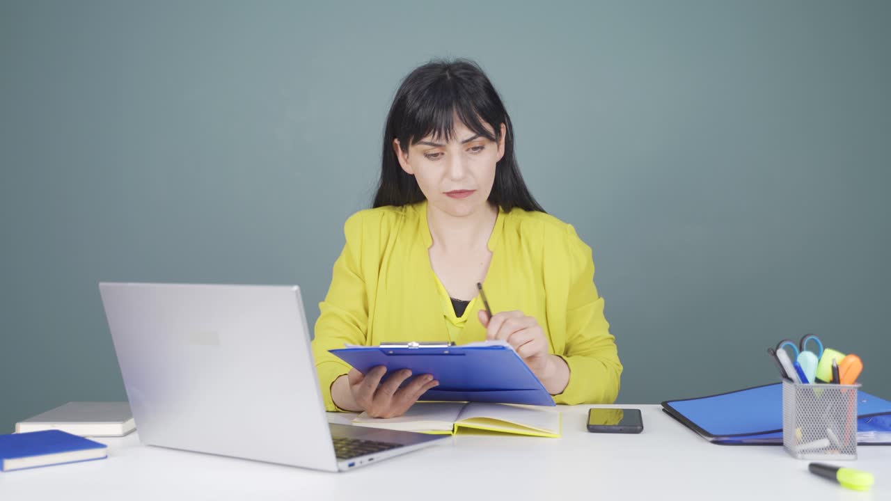 La mujer que firmó la documentación