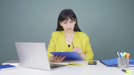 la mujer que firmó los papeles.