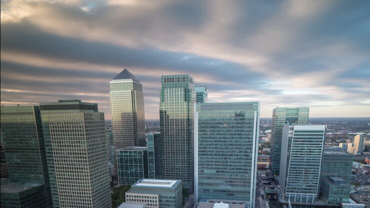 Arranha-céus de Docklands ao pôr do sol em vídeos em 4K 000
