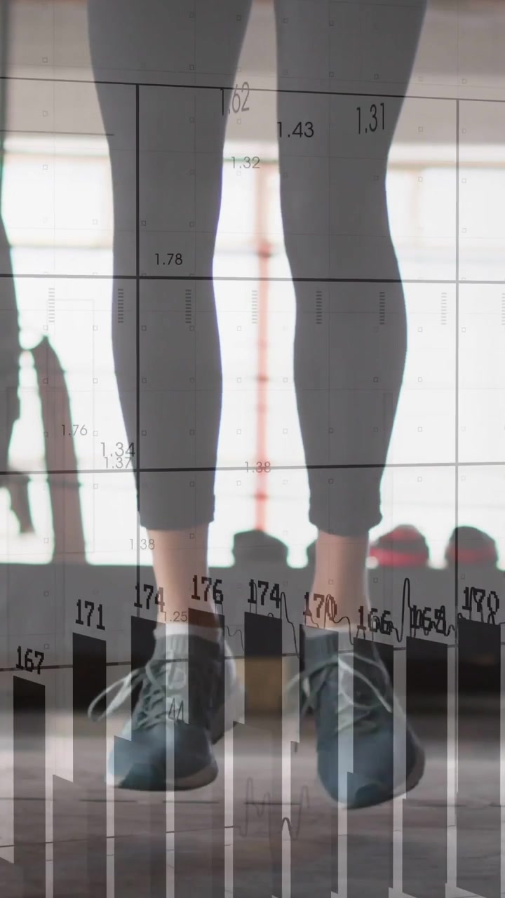 Vertikal video: Kvinde hopper ved vinduet, bevægelse starter live fitnessgrafer, der sporer intensitet.