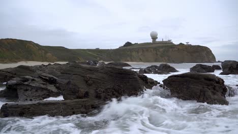 Vista-Espectacular-De-La-Punta-Del-Pilar-Y-Las-Olas-Rompiendo-Contra-Las-Rocas