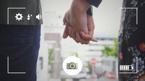 tomando fotos de una pareja con una cámara digital