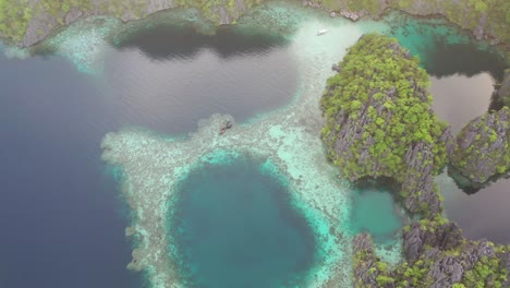 Aerial-view-of-beautiful-karst-scenery-and-turquoise-ocean-waters-around-Coron,-Palawan,-Philippines