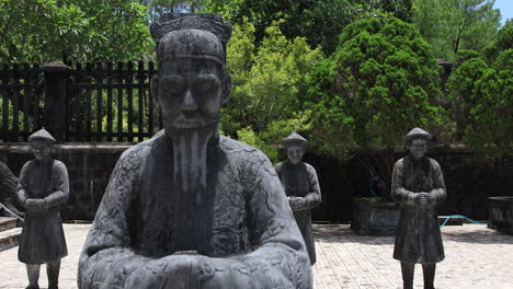 la tumba de khai dinh, conocida como el mausoleo ung, está cerca de la montaña chau chu, hue, vietnam