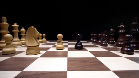 Eine-Partie-Schach-Auf-Einem-Hölzernen-Schachbrett-Spielen