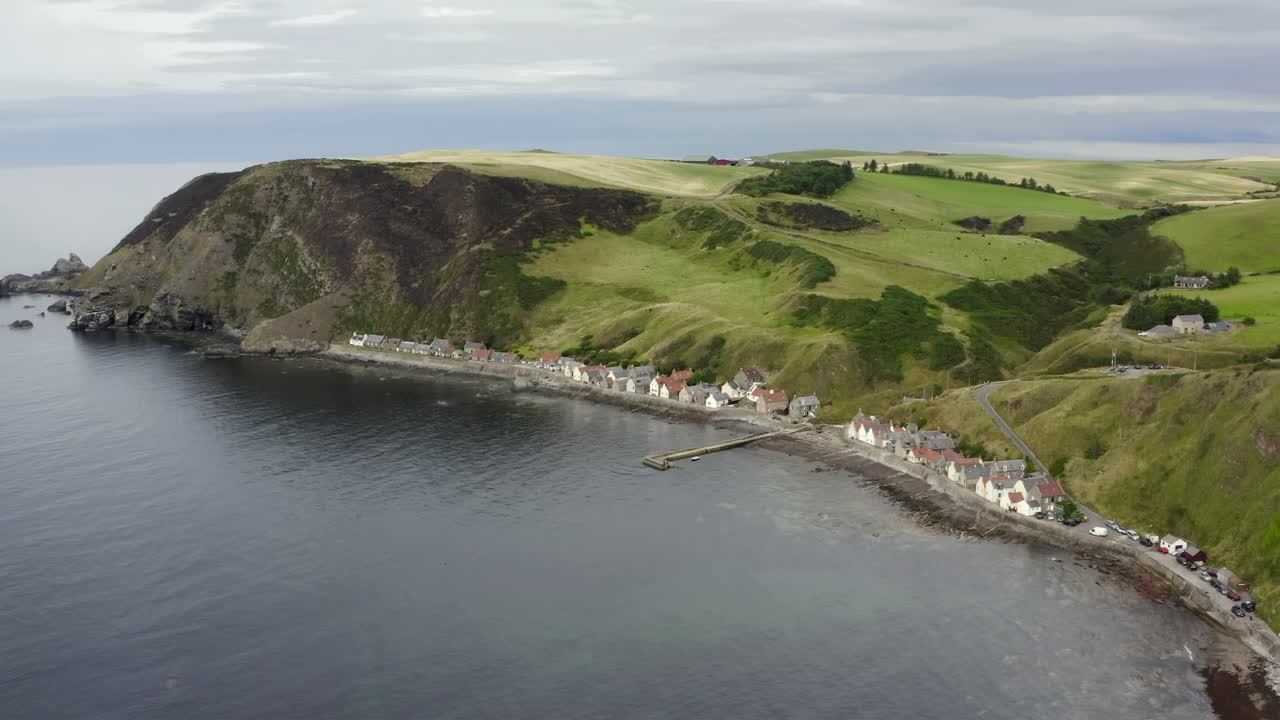 흐린 여름 저녁 애버딘셔 해안선에 있는 크로비 마을의 공중 전망