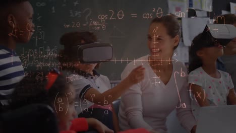 ecuaciones matemáticas contra la maestra caucásica sonriendo y los estudiantes usando auriculares vr