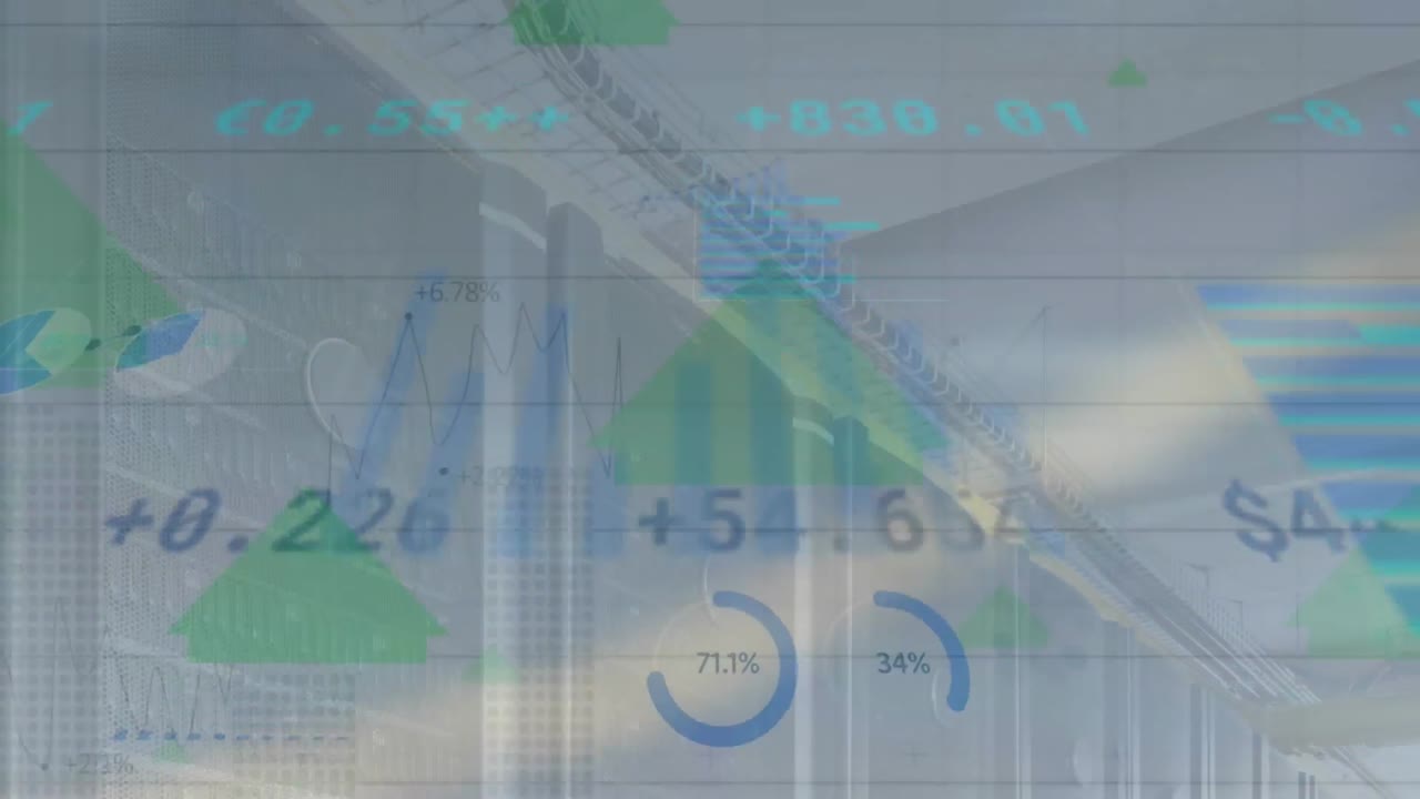 통계 데이터 처리 및 화살표 아이콘의 애니메이션이 컴퓨터 서버 방에 대해 위로 움직입니다.