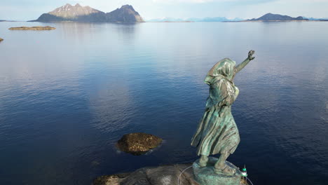 majestuoso atardecer sobre la estatua de la esposa del pescador en svolvaer, islas lofoten