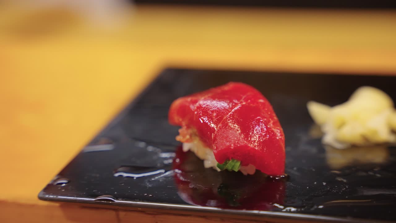 Sushi Nigiri Chutoro Maguro fresco a Tokyo, panoramica ravvicinata 4k.