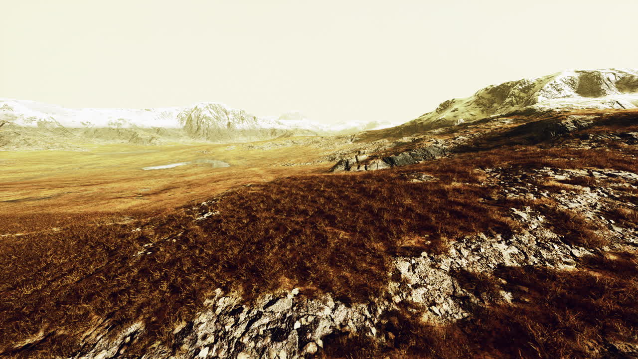 una vista panorámica de una cordillera con picos cubiertos de nieve