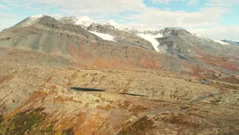 video aéreo de 4k 60fps del paso de thompson, en el camino a valdez, alaska