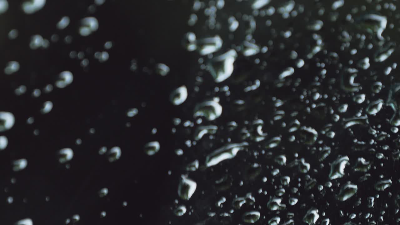 gotas de agua en una superficie oscura