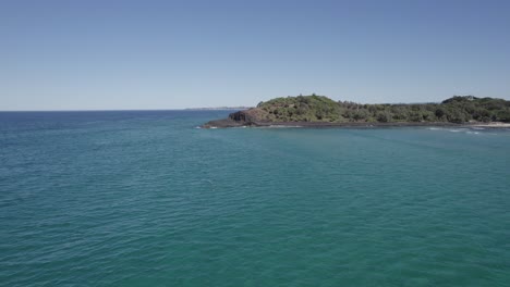 panorama del mar de tasmania, promontorio fingal durante el verano en nsw, australia