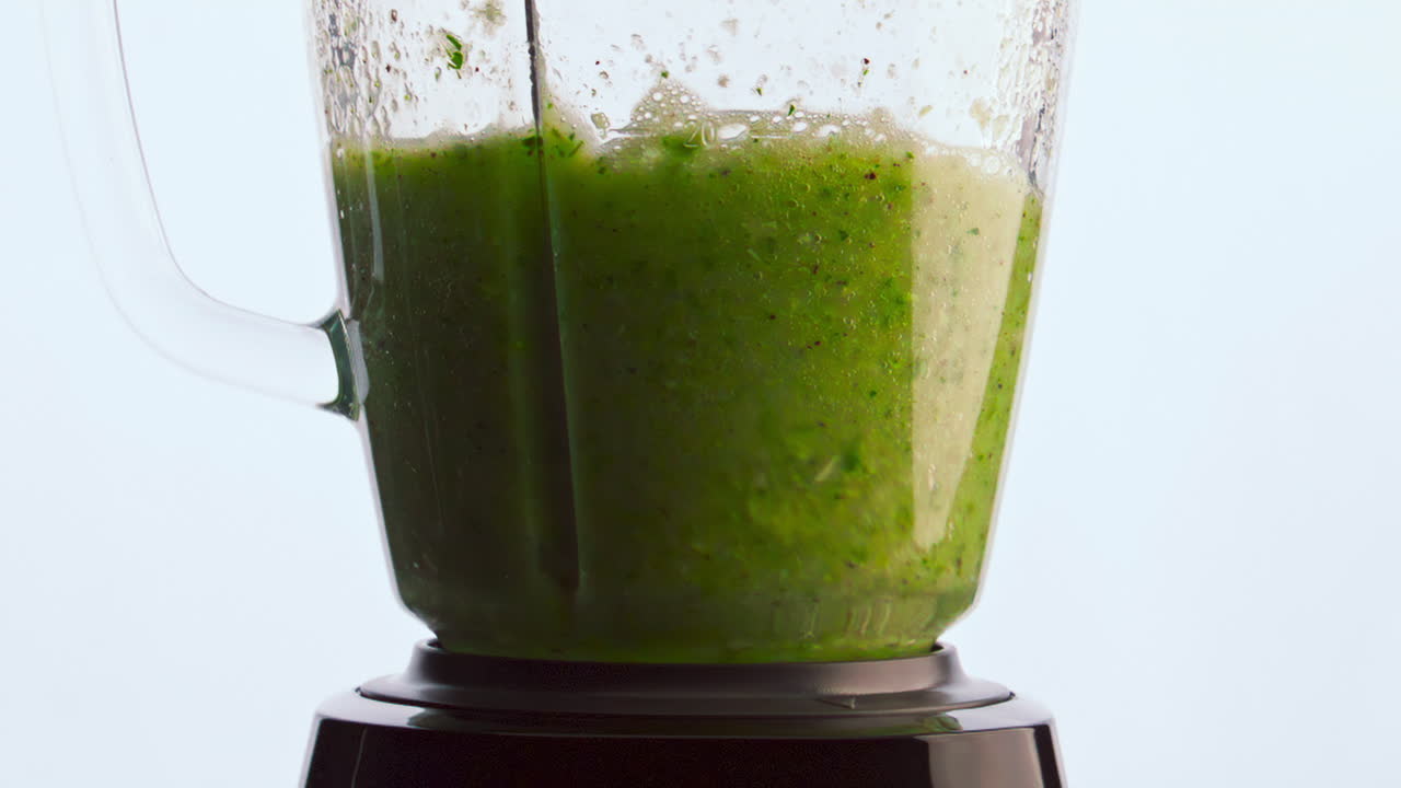 mezclar mezclador de verduras frescas cerca en fondo blanco. verduras mezcladas.