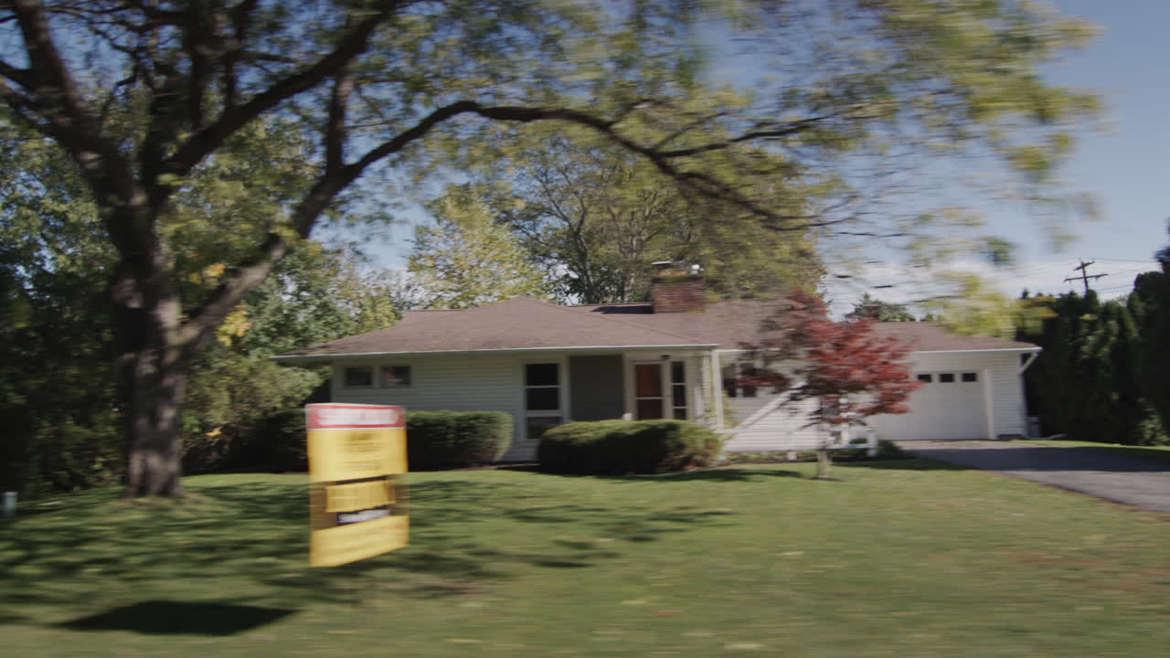 ⁇ 은 가을 날 에 미국 도시 의 전형적 인 거리 를 따라 운전 한다. 측면 전망