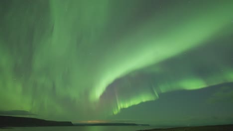 Das-Beeindruckende-Schauspiel-Der-Leuchtenden-Farben-Und-Wirbelnden-Muster-Der-Aurora-Borealis-über-Dem-Meer