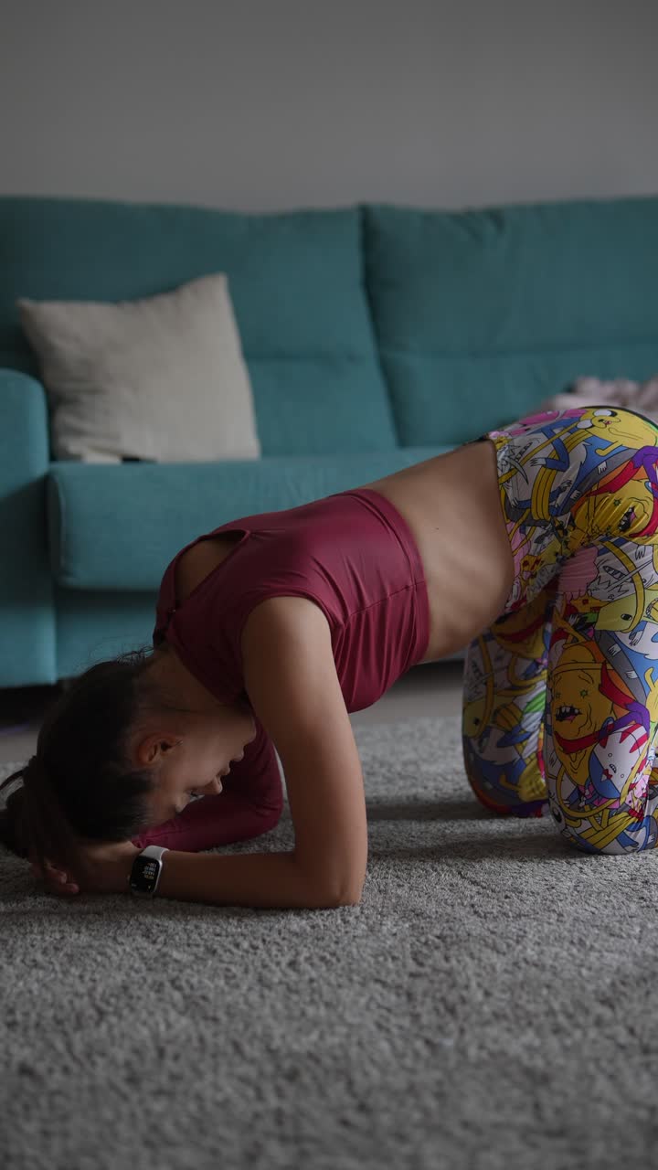 mujer haciendo un ejercicio de tabla en casa