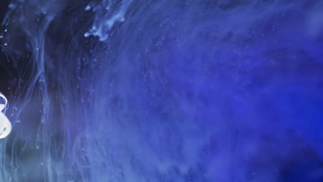 анимация массивного текста продажи на синем жидком фоне