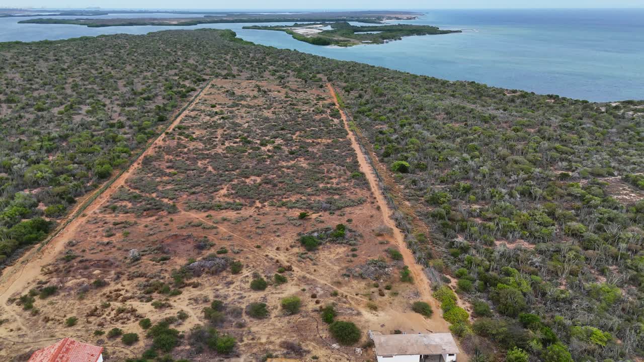 Vista de dron de El Yaque, Venezuela, con desierto, mar y un hotel distante