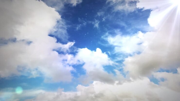 Rayos de sol en movimiento en un cielo azul tranquilo.